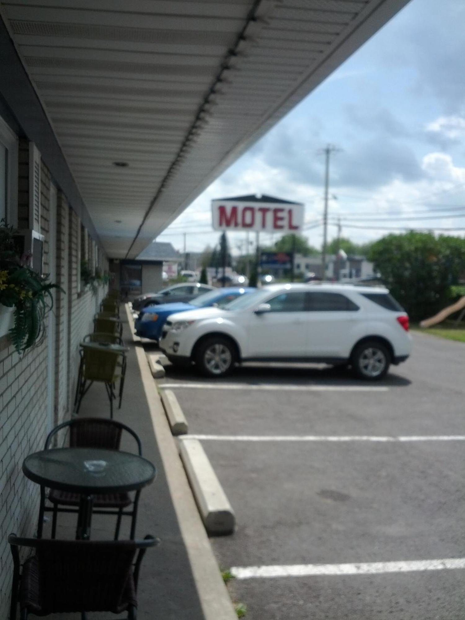 Motel Montgolfiere Jp Saint-Jean-sur-Richelieu Eksteriør billede